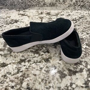 Vionic Black Slip-On Women's Sneakers
